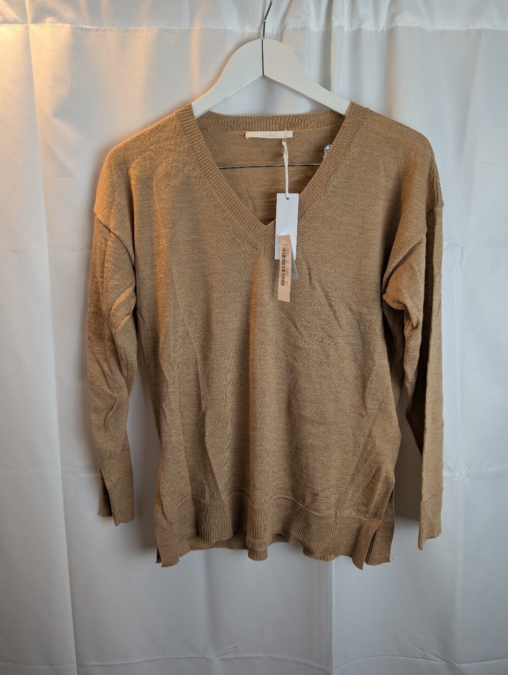 Carla G. beige lightweight knit V-neck sweater size 8 BNWT